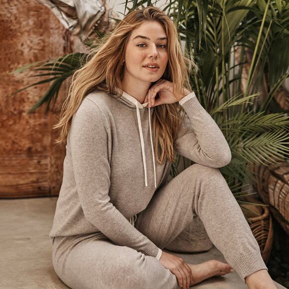 NWT Summersalt The Coziest Cashmere Merino Wool Blend Hoodie Toffee White Sand M - Picture 2 of 14